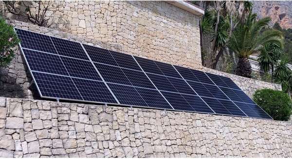 Paneles solares montaje en muro de piedra