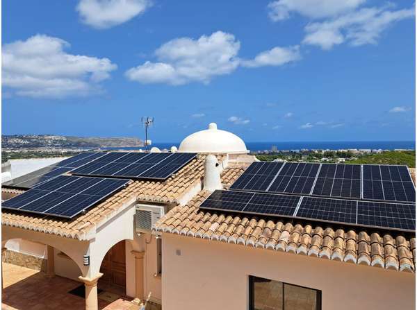 Villa con paneles solares en Jávea