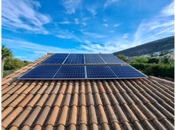 Paneles solares sobre tejado de teja